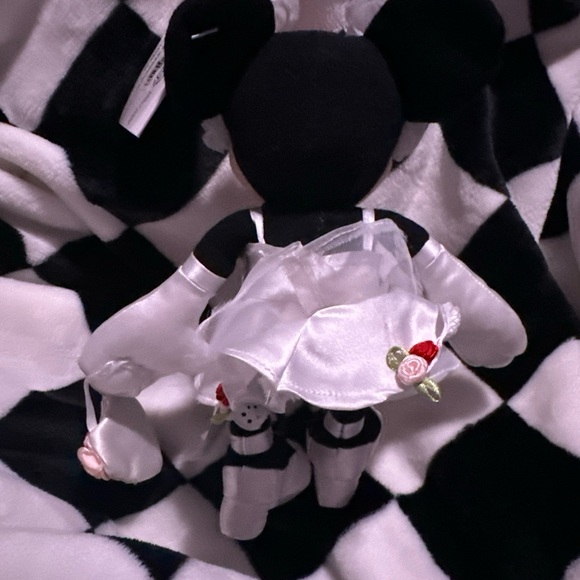 Minnie Wedding 9” retired Disney Merchandise - Picture 2 of 9